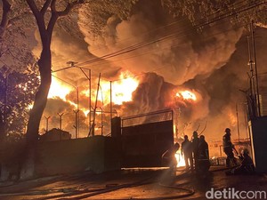 Video Kebakaran Pabrik Sandal di Medan Belum Juga Padam dari Kemarin