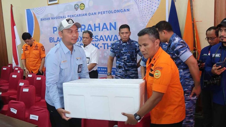Komite Nasional Keselamatan Transportasi (KNKT) telah mengirimkan dua orang investigator ke Makassar untuk melakukan pengumpulan data serta mendukung operasi pencarian pesawat udara ATR 42-500 dengan registrasi PK-THT. (Dok. KNKT)