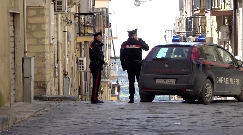 Gambar yang diambil menggunakan drone menunjukkan rumah-rumah yang bertengger di sepanjang tepi tebing setelah tanah longsor di Niscemi, Sisilia, Italia, 27 Januari 2026. (REUTERS/Danilo Arnone)