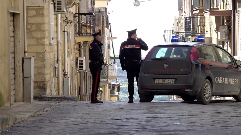 Gambar yang diambil menggunakan drone menunjukkan rumah-rumah yang bertengger di sepanjang tepi tebing setelah tanah longsor di Niscemi, Sisilia, Italia, 27 Januari 2026. (REUTERS/Danilo Arnone)