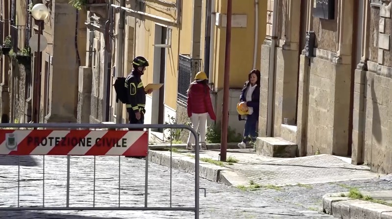 Gambar yang diambil menggunakan drone menunjukkan rumah-rumah yang bertengger di sepanjang tepi tebing setelah tanah longsor di Niscemi, Sisilia, Italia, 27 Januari 2026. (REUTERS/Danilo Arnone)