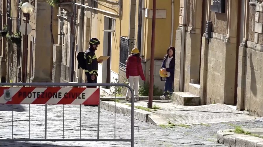 Gambar yang diambil menggunakan drone menunjukkan rumah-rumah yang bertengger di sepanjang tepi tebing setelah tanah longsor di Niscemi, Sisilia, Italia, 27 Januari 2026. (REUTERS/Danilo Arnone)