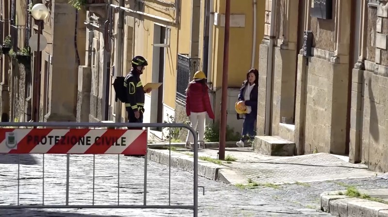 Gambar yang diambil menggunakan drone menunjukkan rumah-rumah yang bertengger di sepanjang tepi tebing setelah tanah longsor di Niscemi, Sisilia, Italia, 27 Januari 2026. (REUTERS/Danilo Arnone)