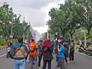 Massa Buruh Demo di Depan Balai Kota DKI, Minta Kenaikan UMP