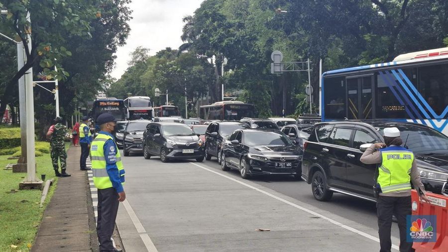 Massa buruh yang tergabung dalam Konfederasi Serikat Pekerja Indonesia (KSPI) bersama Partai Buruh kembali menggelar aksi demo di sekitar Patung Kuda, Monas, Jakarta Pusat pada Rabu (28/1/2026). (CNBC Indonesia/Chandra Dwi Pranata)