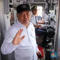 Menteri Perhubungan Dudy Purwagandhidan Direktur Utama PT Kereta Api Indonesia (Persero) Bobby Rasydin ikut menaiki KRL Commuter Line Stasiun usai meresmikan Stasiun Jatake di Kabupaten Tangerang, Rabu (28/1/2026).(CNBC Indonesia/Faisal Rahman)