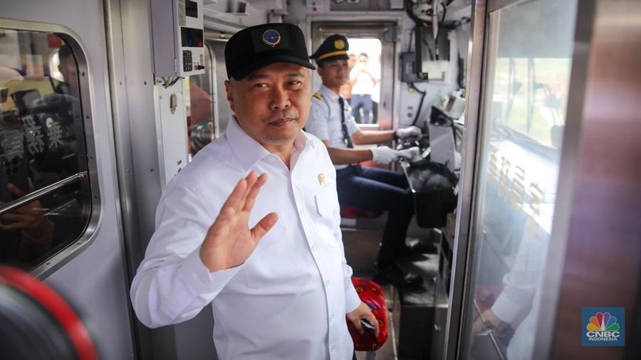 Menteri Perhubungan Dudy Purwagandhidan Direktur Utama PT Kereta Api Indonesia (Persero) Bobby Rasydin ikut menaiki KRL Commuter Line Stasiun usai meresmikan Stasiun Jatake di Kabupaten Tangerang, Rabu (28/1/2026).(CNBC Indonesia/Faisal Rahman)