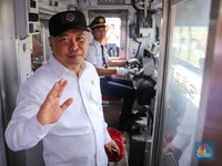 Menteri Perhubungan Dudy Purwagandhidan Direktur Utama PT Kereta Api Indonesia (Persero) Bobby Rasydin ikut menaiki KRL Commuter Line Stasiun usai meresmikan Stasiun Jatake di Kabupaten Tangerang, Rabu (28/1/2026).(CNBC Indonesia/Faisal Rahman)