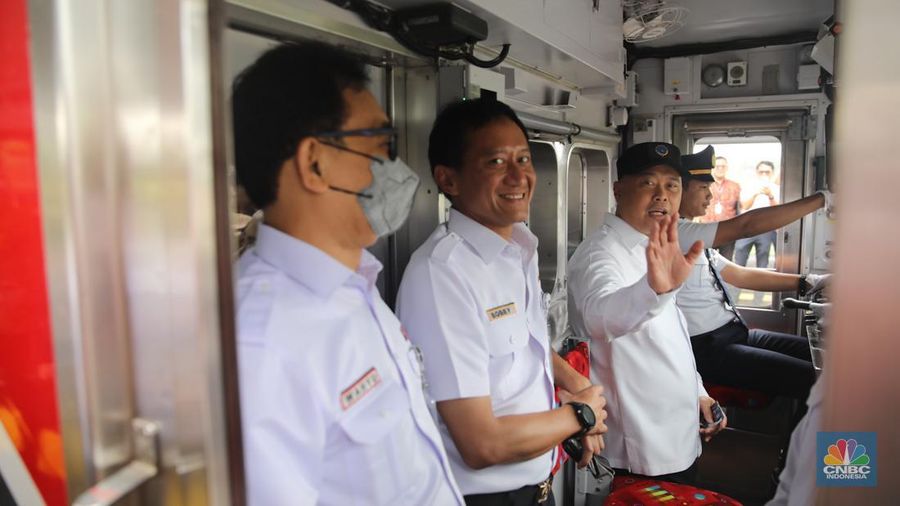 Menteri Perhubungan Dudy Purwagandhi dan Direktur Utama PT Kereta Api Indonesia (Persero) Bobby Rasydin ikut menaiki KRL Commuter Line Stasiun usai meresmikan Stasiun Jatake di Kabupaten Tangerang, Rabu (28/1/2026). (CNBC Indonesia/Faisal Rahman)