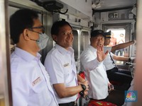 Potret Menhub dan Bos KAI Numpang Naik KRL di Ruang Masinis