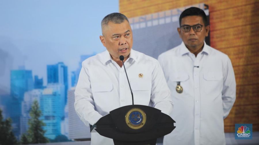 Menteri Perhubungan Dudy Purwagandhi dan Direktur Utama PT Kereta Api Indonesia (Persero) Bobby Rasydin ikut menaiki KRL Commuter Line Stasiun usai meresmikan Stasiun Jatake di Kabupaten Tangerang, Rabu (28/1/2026). (CNBC Indonesia/Faisal Rahman)