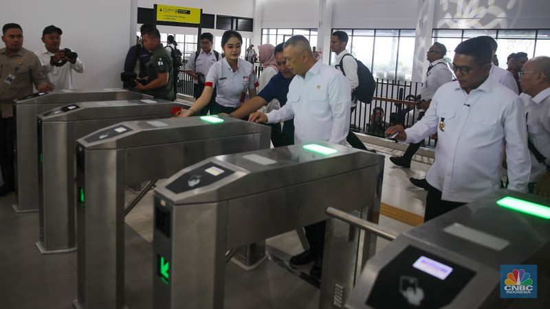 Menteri Perhubungan Dudy Purwagandhi dan Direktur Utama PT Kereta Api Indonesia (Persero) Bobby Rasydin ikut menaiki KRL Commuter Line Stasiun usai meresmikan Stasiun Jatake di Kabupaten Tangerang, Rabu (28/1/2026). (CNBC Indonesia/Faisal Rahman)