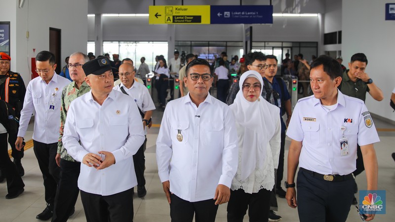Menteri Perhubungan Dudy Purwagandhi dan Direktur Utama PT Kereta Api Indonesia (Persero) Bobby Rasydin ikut menaiki KRL Commuter Line Stasiun usai meresmikan Stasiun Jatake di Kabupaten Tangerang, Rabu (28/1/2026). (CNBC Indonesia/Faisal Rahman)