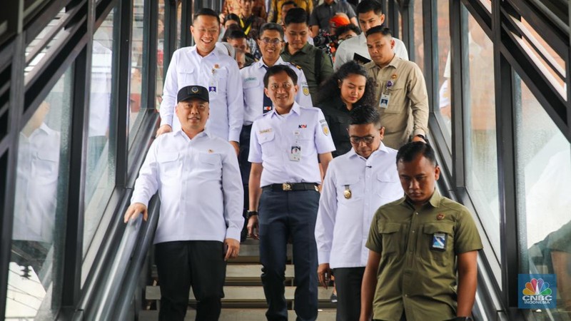 Menteri Perhubungan Dudy Purwagandhi dan Direktur Utama PT Kereta Api Indonesia (Persero) Bobby Rasydin ikut menaiki KRL Commuter Line Stasiun usai meresmikan Stasiun Jatake di Kabupaten Tangerang, Rabu (28/1/2026). (CNBC Indonesia/Faisal Rahman)