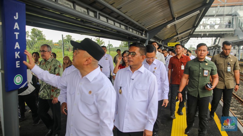 Menteri Perhubungan Dudy Purwagandhi dan Direktur Utama PT Kereta Api Indonesia (Persero) Bobby Rasydin ikut menaiki KRL Commuter Line Stasiun usai meresmikan Stasiun Jatake di Kabupaten Tangerang, Rabu (28/1/2026). (CNBC Indonesia/Faisal Rahman)