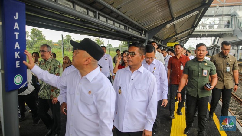 Menteri Perhubungan Dudy Purwagandhi dan Direktur Utama PT Kereta Api Indonesia (Persero) Bobby Rasydin ikut menaiki KRL Commuter Line Stasiun usai meresmikan Stasiun Jatake di Kabupaten Tangerang, Rabu (28/1/2026). (CNBC Indonesia/Faisal Rahman)