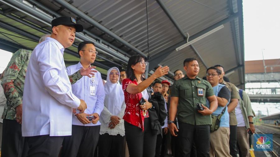 Menteri Perhubungan Dudy Purwagandhi dan Direktur Utama PT Kereta Api Indonesia (Persero) Bobby Rasydin ikut menaiki KRL Commuter Line Stasiun usai meresmikan Stasiun Jatake di Kabupaten Tangerang, Rabu (28/1/2026). (CNBC Indonesia/Faisal Rahman)