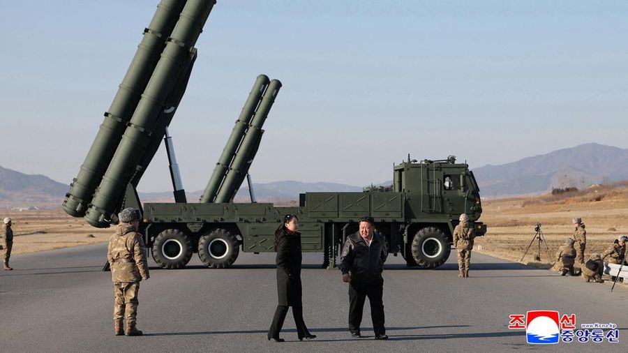 Pemimpin Korea Utara Kim Jong Un, didampingi putrinya Kim Ju Ae, mengarahkan uji coba sistem peluncur roket multi-laras kaliber besar, di lokasi yang tidak diketahui, Korea Utara, 27 Januari 2026, dalam gambar yang dirilis oleh Kantor Berita Pusat Korea (KCNA) resmi Korea Utara pada 28 Januari 2026. (KCNA via REUTERS)