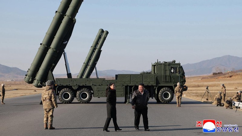 Pemimpin Korea Utara Kim Jong Un, didampingi putrinya Kim Ju Ae, mengarahkan uji coba sistem peluncur roket multi-laras kaliber besar, di lokasi yang tidak diketahui, Korea Utara, 27 Januari 2026, dalam gambar yang dirilis oleh Kantor Berita Pusat Korea (KCNA) resmi Korea Utara pada 28 Januari 2026. (KCNA via REUTERS)