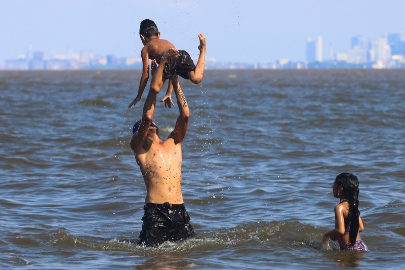 Orang-orang menikmati hari di sungai Rio de la Plata di tengah gelombang panas, di San Isidro, di pinggiran Buenos Aires, Argentina, 27 Januari 2026. (REUTERS/Matias Baglietto)
