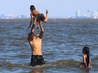 Cuaca Bak Neraka, Ramai-Ramai Warga Telanjang Dada Serbu Pantai-Kolam