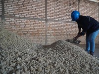 Pekerja UMKM mitra binaan SIG memilah hasil penggilingan limbah bonggol jagung yang akan digunakan sebagai bahan bakar alternatif dalam proses produksi semen di SIG Pabrik Tuban, Jawa Timur.