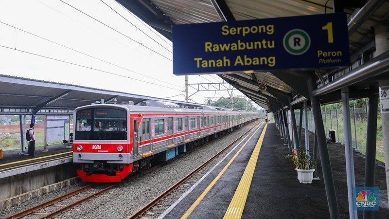Penumpang menaiki KRL Commuter Line di Stasiun Jatake, Kabupaten Tangerang, Rabu (28/1/2026). (CNBC Indonesia/Faisal Rahman)