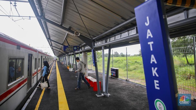 Penumpang menaiki KRL Commuter Line di Stasiun Jatake, Kabupaten Tangerang, Rabu (28/1/2026). (CNBC Indonesia/Faisal Rahman)