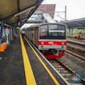 Penumpang menaiki KRL Commuter Line di Stasiun Jatake, Kabupaten Tangerang, Rabu (28/1/2026). (CNBC Indonesia/Faisal Rahman)