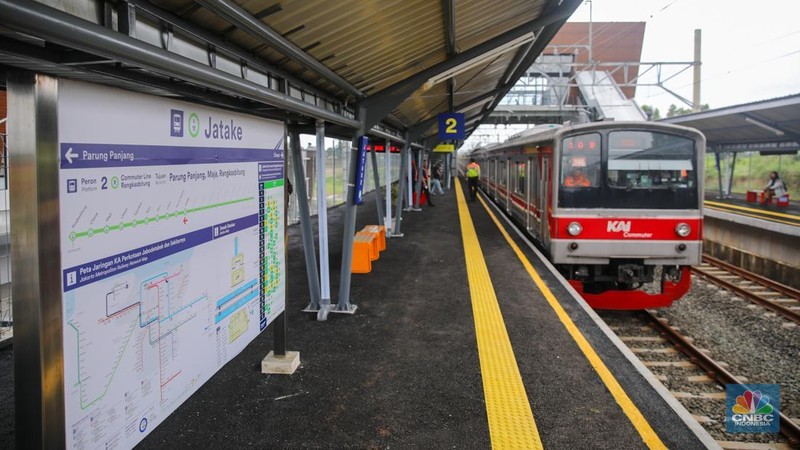 Penumpang menaiki KRL Commuter Line di Stasiun Jatake, Kabupaten Tangerang, Rabu (28/1/2026). (CNBC Indonesia/Faisal Rahman)
