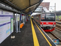 Penumpang menaiki KRL Commuter Line di Stasiun Jatake, Kabupaten Tangerang, Rabu (28/1/2026). (CNBC Indonesia/Faisal Rahman)
