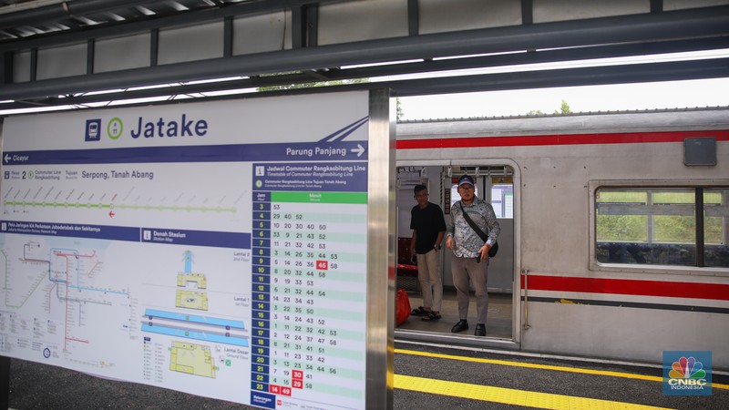 Penumpang menaiki KRL Commuter Line di Stasiun Jatake, Kabupaten Tangerang, Rabu (28/1/2026). (CNBC Indonesia/Faisal Rahman)