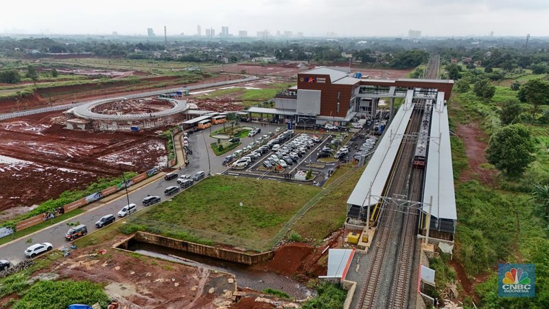 Penumpang menaiki KRL Commuter Line di Stasiun Jatake, Kabupaten Tangerang, Rabu (28/1/2026). (CNBC Indonesia/Faisal Rahman)