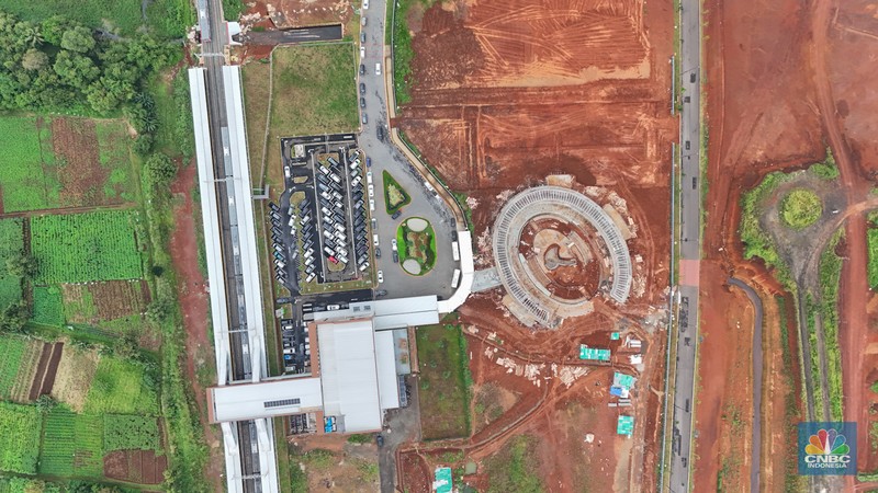 Penumpang menaiki KRL Commuter Line di Stasiun Jatake, Kabupaten Tangerang, Rabu (28/1/2026). (CNBC Indonesia/Faisal Rahman)