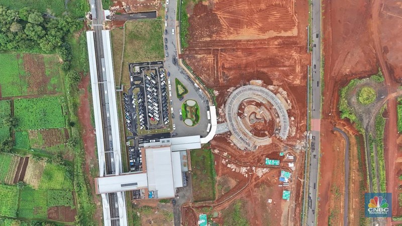 Penumpang menaiki KRL Commuter Line di Stasiun Jatake, Kabupaten Tangerang, Rabu (28/1/2026). (CNBC Indonesia/Faisal Rahman)