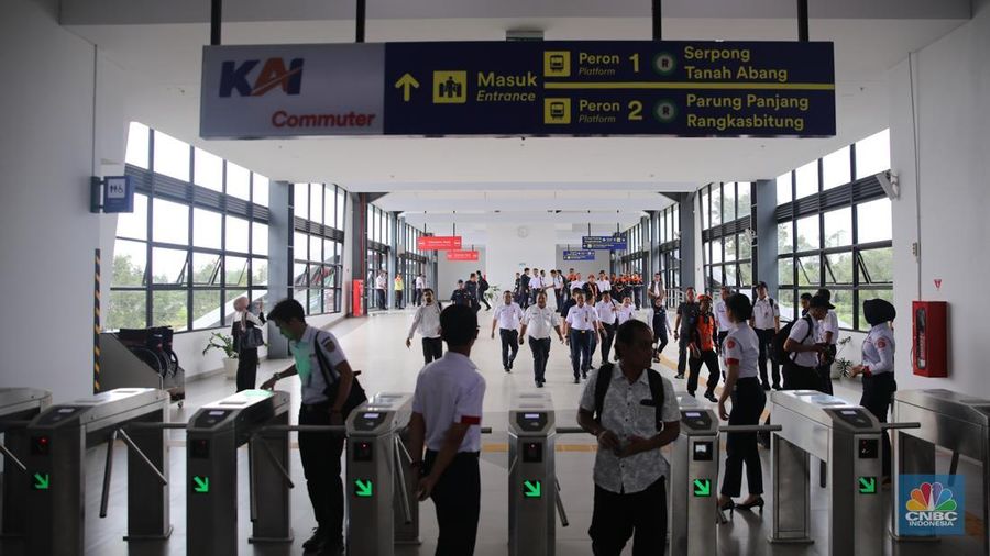 Penumpang menaiki KRL Commuter Line di Stasiun Jatake, Kabupaten Tangerang, Rabu (28/1/2026). (CNBC Indonesia/Faisal Rahman)