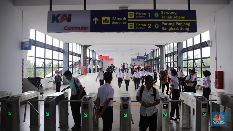 Penumpang menaiki KRL Commuter Line di Stasiun Jatake, Kabupaten Tangerang, Rabu (28/1/2026). (CNBC Indonesia/Faisal Rahman)