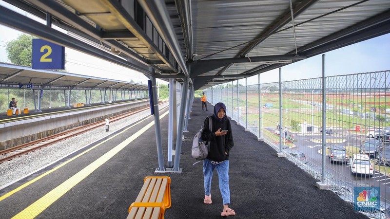 Penumpang menaiki KRL Commuter Line di Stasiun Jatake, Kabupaten Tangerang, Rabu (28/1/2026). (CNBC Indonesia/Faisal Rahman)