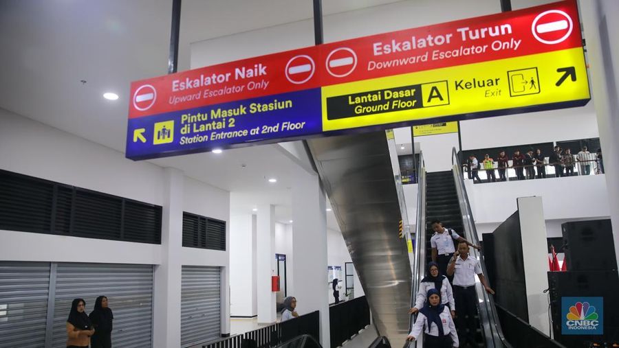 Penumpang menaiki KRL Commuter Line di Stasiun Jatake, Kabupaten Tangerang, Rabu (28/1/2026). (CNBC Indonesia/Faisal Rahman)