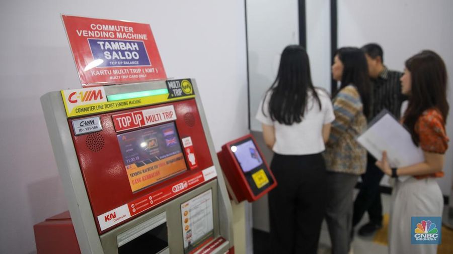 Penumpang menaiki KRL Commuter Line di Stasiun Jatake, Kabupaten Tangerang, Rabu (28/1/2026). (CNBC Indonesia/Faisal Rahman)