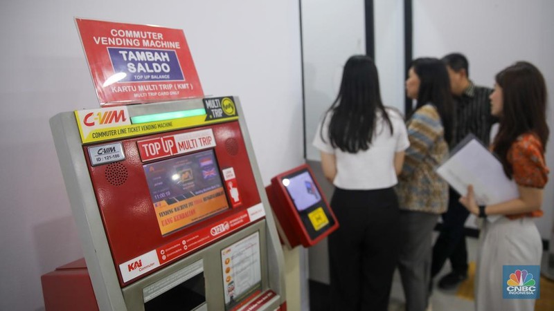 Penumpang menaiki KRL Commuter Line di Stasiun Jatake, Kabupaten Tangerang, Rabu (28/1/2026). (CNBC Indonesia/Faisal Rahman)