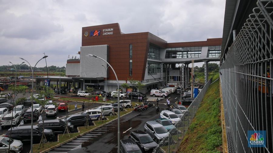 Penumpang menaiki KRL Commuter Line di Stasiun Jatake, Kabupaten Tangerang, Rabu (28/1/2026). (CNBC Indonesia/Faisal Rahman)