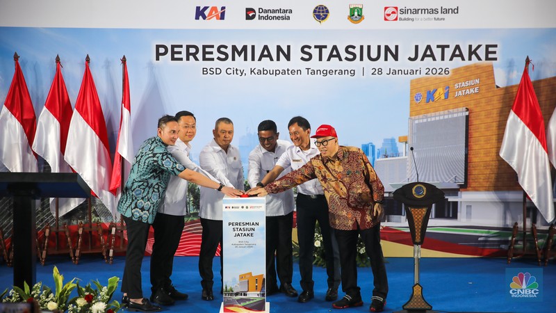 Penumpang menaiki KRL Commuter Line di Stasiun Jatake, Kabupaten Tangerang, Rabu (28/1/2026). (CNBC Indonesia/Faisal Rahman)