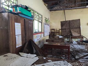 Plafon SDN Kramat 1 Bangkalan Ambruk Saat KBM, Siswa Panik Berhamburan