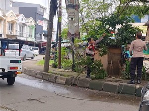 Polisi Evakuasi Kabel Menjuntai di Jalan Otista Ciputat