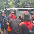 Bos Buruh Tiba di Lokasi Demo Naik Alphard Hitam Produksi 2014