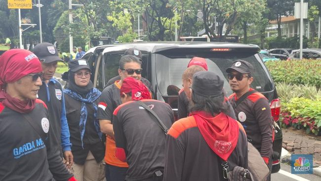 Bos Buruh Tiba di Lokasi Demo Naik Alphard Hitam Produksi 2014
