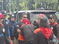 Bos Buruh Tiba di Lokasi Demo Naik Alphard Hitam Produksi 2014