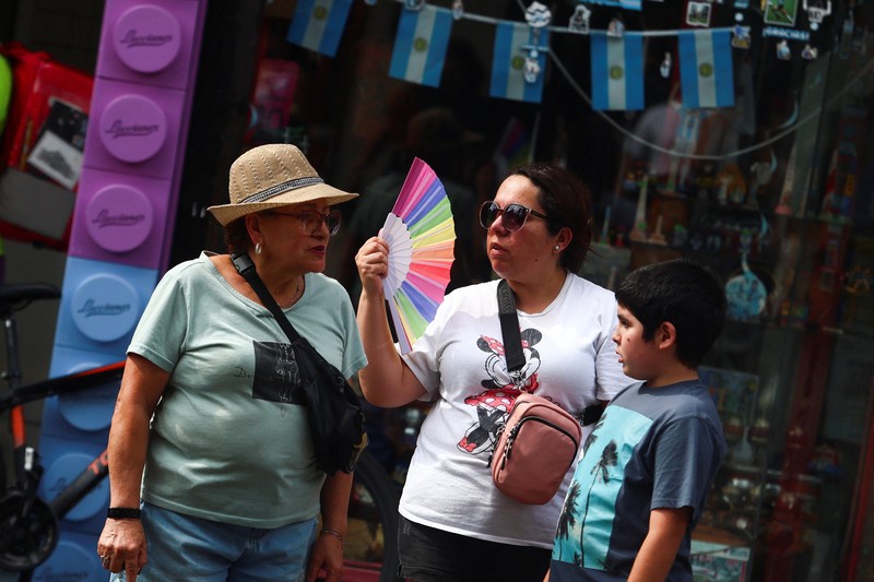 Orang-orang menikmati hari di sungai Rio de la Plata di tengah gelombang panas, di San Isidro, di pinggiran Buenos Aires, Argentina, 27 Januari 2026. (REUTERS/Matias Baglietto)