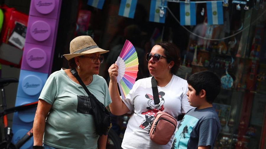 Orang-orang menikmati hari di sungai Rio de la Plata di tengah gelombang panas, di San Isidro, di pinggiran Buenos Aires, Argentina, 27 Januari 2026. (REUTERS/Matias Baglietto)